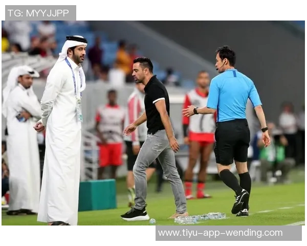 大球后退失足鞋子滑落意外摔倒引发全场哄笑的囧事