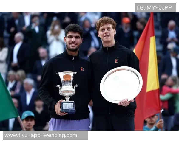 意大利国家队主帅斯帕莱蒂现场观赛ATP总决赛与冠军辛纳亲密合影