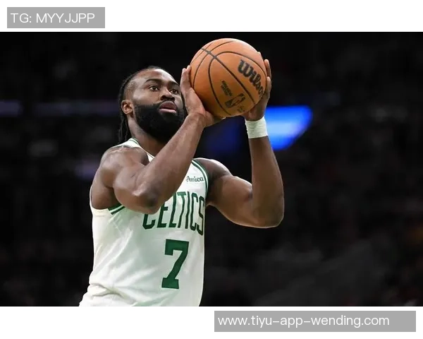 杰伦布朗半场表现平平12投仅4中贡献11分并抢下4个篮板